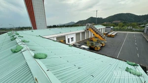 Gia cố bao cát tại mái nhà kho Cảng Hàng không quốc tế Vân Đồn.