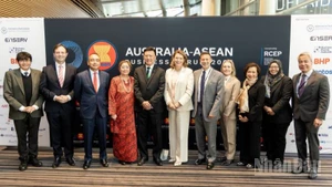 Giáo sư Sharon Pickering, Hiệu trưởng kiêm Chủ tịch Đại học Monash (thứ sáu từ trái sang) cùng các đại diện từ cơ quan ngoại giao, doanh nghiệp và học thuật của Australia và ASEAN tại Diễn đàn Doanh nghiệp Australia-ASEAN.