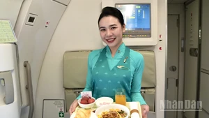 Tiếp viên Vietnam Airlines phục vụ suất ăn đặc biệt với vải trứng Hưng Yên - nông sản đạt chuẩn VietGAP, OCOP 4 sao - trong chiến dịch quảng bá ẩm thực vùng miền trên không.