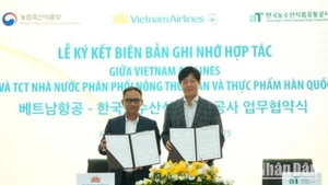 Ông Lê Minh Tuấn, Phó trưởng ban Dịch vụ Hành khách (Vietnam Airlines) và ông Kim Kyoung Cheol, Giám đốc khu vực ASEAN (aT) trao biên bản hợp tác.