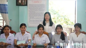 Bà Lê Thị Bích Thuận, Giám đốc Sở Giáo dục và Đào tạo, Phó Trưởng ban Thường trực Ban Chỉ đạo Kỳ thi, Chủ tịch Hội đồng thi đã đến thăm, động viên thí sinh là con em đồng bào dân tộc Cơ-tu tại điểm thi Trường trung học phổ thông Phạm Phú Thứ, chiều 25/6. (Ảnh: ANH ĐÀO)