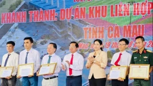 Đồng chí Lê Việt Thu (nữ), Ủy viên Ban Thường vụ Tỉnh ủy Cà Mau, Bí thư Đảng ủy phường Bạc Liêu, trao bằng khen của Ủy ban nhân dân tỉnh cho những đơn vị có thành tích xây dựng Khu Liên hợp thể thao tỉnh. (Ảnh: TRỌNG DUY)