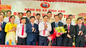 Đồng chí Phó Bí thư Thường trực Tỉnh ủy Cà Mau tặng hoa chúc mừng các đồng chí trong Ban Thường vụ, Ban Chấp hành Đảng bộ xã Vĩnh Hậu, nhiệm kỳ mới 2025-2030. (Ảnh: TRỌNG DUY)