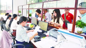 Giải quyết thủ tục hành chính tại Trung tâm Phục vụ hành chính công phường Pleiku.