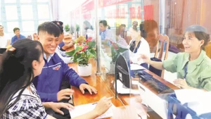 Đoàn viên, thanh niên xã Cát Tiên 3 tận tình hỗ trợ người dân tại Trung tâm Phục vụ hành chính công xã.