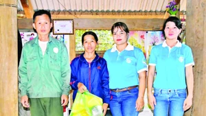 Hội Liên hiệp Phụ nữ xã Ia Tơi trao quà cho hộ nghèo.