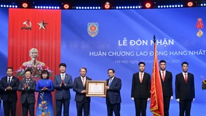 Thủ tướng Phạm Minh Chính trao Huân chương Lao động hạng Nhất tặng Bộ Tư pháp.