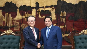 Thủ tướng Phạm Minh Chính và ông Hironori Kamezawa - Tổng giám đốc Tập đoàn MUFG (Nhật Bản).