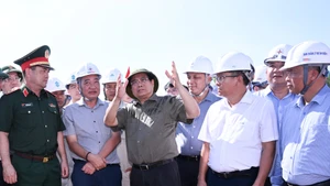 Thủ tướng Phạm Minh Chính trao đổi với các lực lượng, đơn vị thi công Dự án trên công trường.