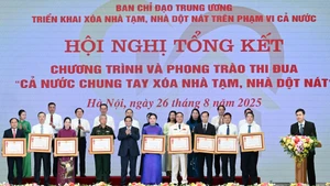 Thủ tướng Phạm Minh Chính trao Huân chương Lao động hạng Ba cho các tập thể có thành tích xuất sắc thực hiện Chương trình và Phong trào thi đua "Cả nước chung tay xóa nhà tạm, nhà dột nát trong năm 2025".