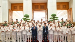 Thủ tướng Phạm Minh Chính với các đại biểu Công an chi viện chiến trường miền Nam.