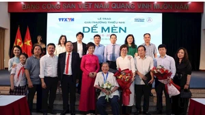 Các đại biểu và nghệ sĩ tại Giải thưởng Dế Mèn 2025.