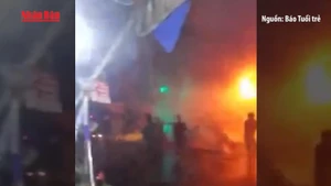 [Video] TP Hồ Chí Minh: Cháy lớn lúc rạng sáng, thiêu rụi nhiều ki-ốt trong chợ Lô 6 