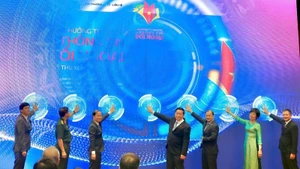 Đồng chí Nguyễn Trọng Nghĩa và các đồng chí lãnh đạo bấm nút phát động giải thưởng.