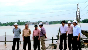 Nhóm nghiên cứu Đại học Kinh tế quốc dân khảo sát mô hình nuôi cá bè trên sông ở Cần Thơ.