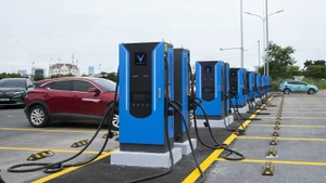 Trạm sạc xe điện của V-Green vừa được khai trương tại bãi đỗ xe Minh Khai, đường Cầu Diễn, Hà Nội. (Ảnh: NGUYỄN NGHĨA)