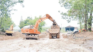 Mặc dù trời mưa nhưng đơn vị thi công khu tái định cư Tiến Hưng (dự án đường cao tốc Gia Nghĩa-Chơn Thành) vẫn triển khai thi công các hạng mục.