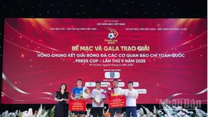 Cựu tuyển thủ đội tuyển Thái Lan Thonglao trao giải Vua phá lưới và giải Thủ môn xuất sắc nhất cho các cầu thủ.