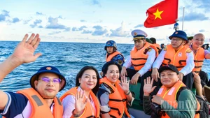 Hành trình 100 nhà báo đến với Trường Sa