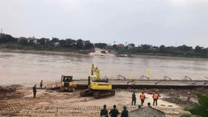Cầu phao Phong Châu được cắt để bảo đảm an toàn.