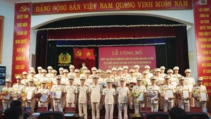 Ban Giám đốc Công an Lai Châu trao quyết định và tặng hoa chúc mừng các đồng chí lãnh đạo công an cấp xã, phường.
