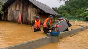 Lực lượng vũ trang tỉnh Lai Châu hỗ trợ giúp người dân khắc phục hậu quả sau mưa lớn.