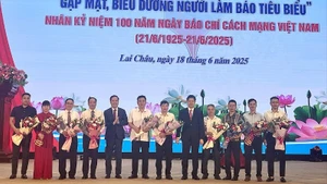 Lãnh đạo tỉnh Lai Châu tặng hoa chúc mừng đại diện các cơ quan báo chí tại Lai Châu.