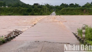 Nhiều ngầm tràn ở huyện miền núi Đakrông và Hướng Hóa bị ngập từ 0,5-1m gây chia cắt giao thông.