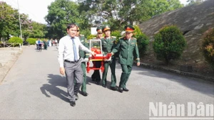 Đưa hài cốt liệt sĩ đến nơi an táng tại Nghĩa trang liệt sĩ huyện Hướng Hóa.