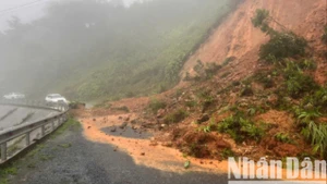 Km195, tuyến Hồ Chí Minh nhánh Tây thuộc xã Hướng Việt, huyện Hướng Hóa bị sạt lở gây ách tắc giao thông.
