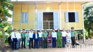 Ban Chỉ đạo xóa nhà tạm, nhà dột nát tỉnh Quảng Trị đến thăm và tặng quà chúc mừng các hộ gia đình nghèo ở huyện Hướng Hóa được hỗ trợ xây dựng nhà mới.