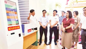 Đoàn công tác Bộ Khoa học và Công nghệ khảo sát thực tế tại Trung tâm Phục vụ hành chính công phường Phù Liễn, thành phố Hải Phòng.