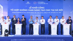 Thủ tướng Chính phủ cùng Lãnh đạo các bộ, ngành, địa phương và ban lãnh đạo CMC bấm nút khởi công Tổ hợp Không gian sáng tạo CMC tại Hà Nội.
