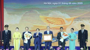 Thủ tướng Phạm Minh Chính trao bằng khen của Chính phủ cho Tổng Công ty Hàng không Việt Nam