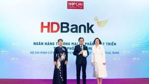 Ông Trần Hoài Phương- Giám đốc Ngân hàng Doanh nghiệp HDBank- đại diện HDBank nhận giải.