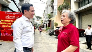 Ông Huỳnh Gia Giang, Chủ tịch Ủy ban nhân dân phường Bàn Cờ lắng nghe những chia sẻ của người dân về vấn đề mở rộng hẻm.