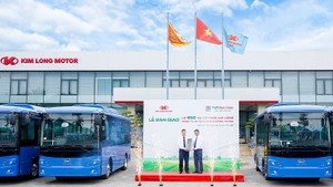 Đại diện hai doanh nghiệp làm lễ bàn giao xe thương hiệu Kim Long (Ảnh: Ban tổ chức cung cấp)
