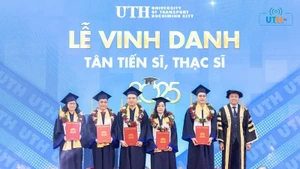 Phó Giáo sư, Tiến sĩ Nguyễn Xuân Phương, Hiệu trưởng nhà trường vinh danh các tân tiến sĩ, thạc sĩ, kỹ sư, cử nhân. (Ảnh: UTH)