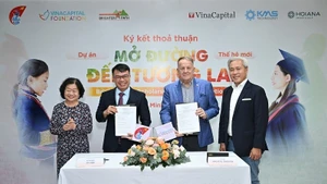 Đại diện các đơn vị ký kết hỗ trợ nữ sinh người dân tộc trong giai đoạn mới.