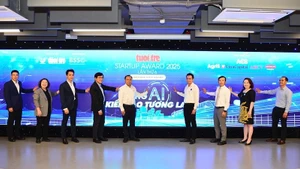 Các đại biểu thực hiện nghi thức khởi động chương trình Tuổi trẻ startup award 2025.