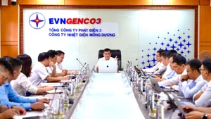 Ông Lê Văn Danh, Tổng Giám đốc EVNGENCO3 chủ trì buổi làm việc với lãnh đạo Nhà máy Nhiệt điện Mông Dương 1.