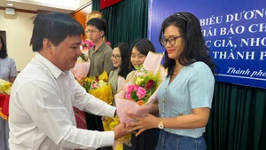 Nhà báo Lê Vũ Quý Hiền, Cơ quan đại diện Báo Nhân Dân tại khu vực miền nam nhận khen thưởng từ đại diện lãnh đạo cơ quan báo chí.