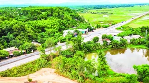 Hồ cá và nhiều nhà dân ở thôn Gia Môn, xã Gio Linh chưa được giải tỏa, gây cản trở tiến độ Dự án đường tránh phía đông thành phố Đông Hà.