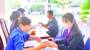 Lực lượng đoàn viên, thanh niên tình nguyện hỗ trợ người dân.