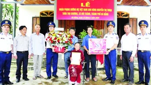 Bộ Tư lệnh Vùng Cảnh sát biển 2 nhận phụng dưỡng Bà mẹ Việt Nam Anh hùng Nguyễn Thị Thoại, thôn Thọ Khương, xã Núi Thành, thành phố Đà Nẵng. (Ảnh NAM TRUNG)