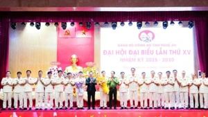 Thượng tướng Lê Quốc Hùng, Ủy viên Trung ương Đảng, Thứ trưởng Công an và Bí thư Tỉnh ủy Nghệ An Nguyễn Đức Trung tặng hoa chúc mừng các đồng chí được bầu vào Ban Chấp hành Đảng bộ Công an tỉnh Nghệ An khóa XV, nhiệm kỳ 2025-2030. 