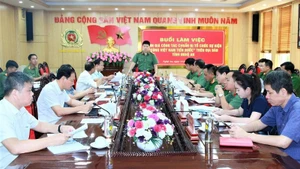 Đại tá Trần Hồng Quang, Phó Giám đốc Công an tỉnh Nghệ An chủ trì buổi làm việc.