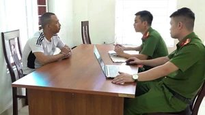 Đối tượng Vũ Anh Tuấn tại cơ quan công an. (Ảnh: Công an Nghệ An)