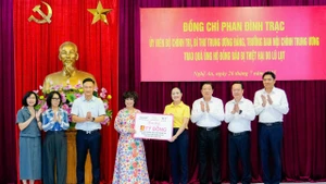 Đồng chí Phan Đình Trạc cùng các nhà hảo tâm trao quà hỗ trợ tỉnh Nghệ An khắc phục hậu quả do hoàn lưu bão số 3 gây ra.