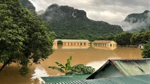 Doanh trại Tiểu đoàn huấn luyện cơ động, Bộ đội Biên phòng Nghệ An bị ngập trong nước lũ. (Ảnh chụp sáng ngày 23/7)